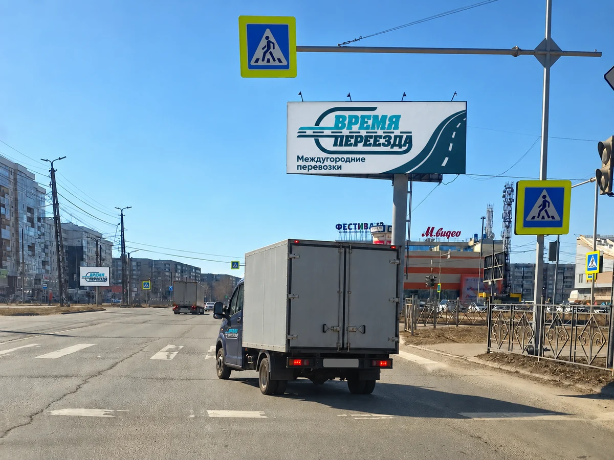Иллюстрация: грузовая Газель на перекрёстке у торгового центра Фестиваль в Ангарске