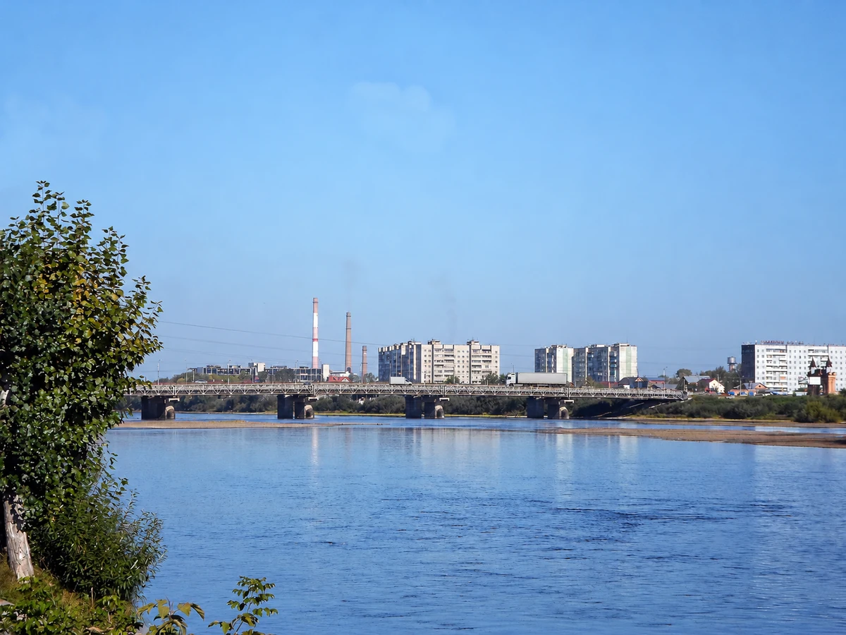Газель и фура на автомобильном мосту через Кан в Канске — иллюстрация перевозки