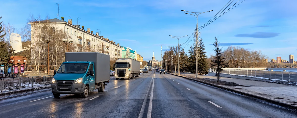 Газель и фура на улице Дубровинского в Красноярске