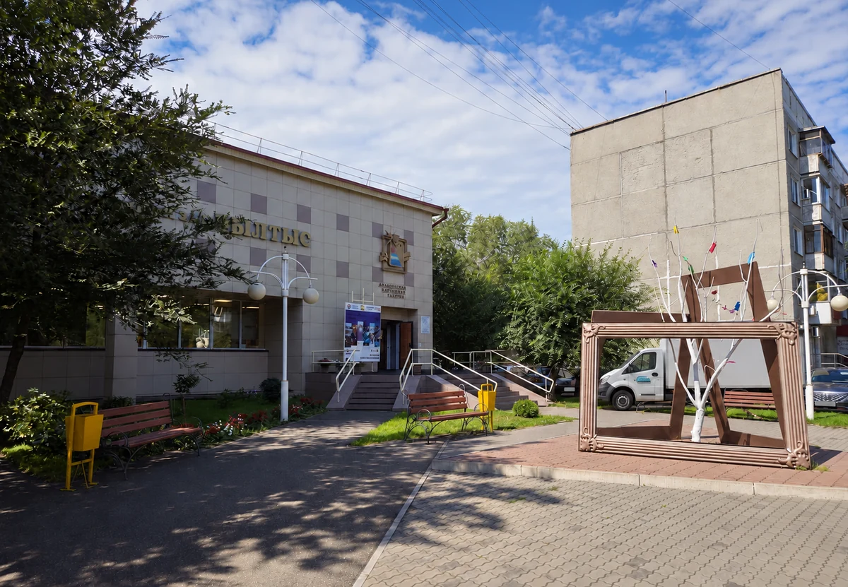 Грузовая Газель рядом с Абаканской картинной галереей — иллюстрация