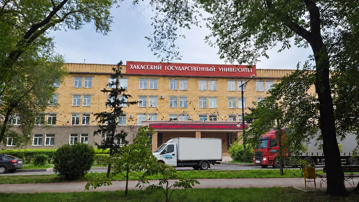 Газель и фура на фоне ХГУ в Абакане — иллюстрация перевозки