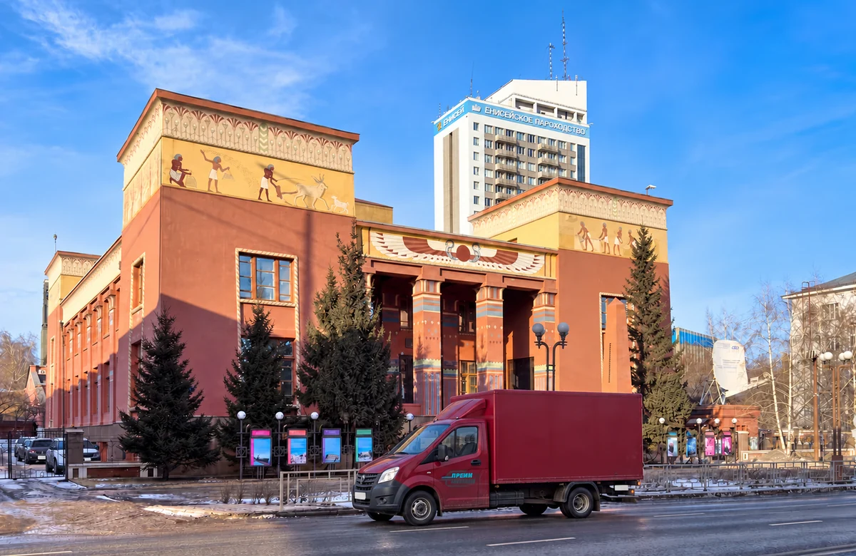 Грузовая машина у краеведческого музея в Красноярске